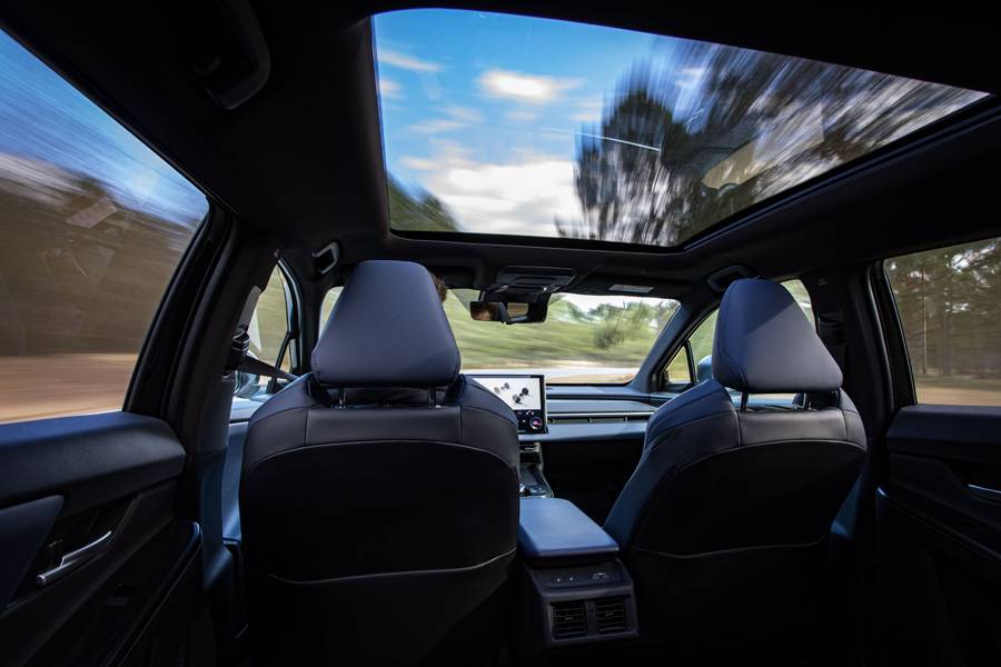 Grosszügiges Raumgefühl, viel Licht und viel Platz: Auch innen bleibt der neue Subaru ganz bei sich – praktisch gedacht, alltagstauglich ausgeführt und eher auf Reise als auf Pose ausgelegt.