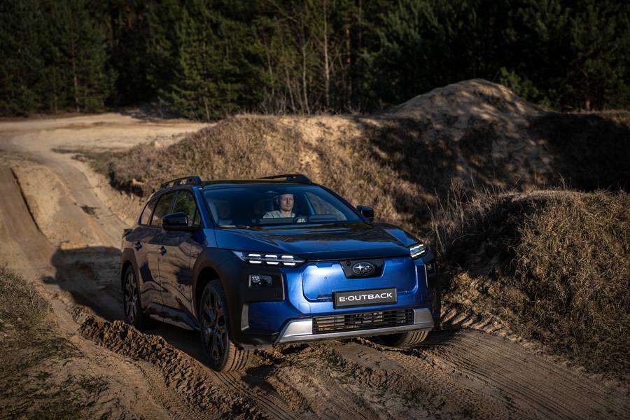 Ornières profondes, sol meuble, peu d’excuses possibles : le nouveau venu électrique aborde cette section offroad avec ce calme que Subaru aime présenter comme l’un de ses fondamentaux – et qui se révèle ici tout à fait crédible.
