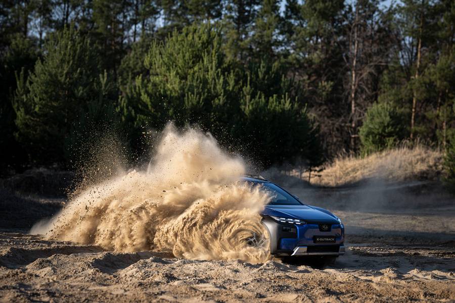 Quand le sable vole à plusieurs mètres de haut, la théorie laisse place à la pratique : sur terrain meuble, le 4x4 électrique montre à quel point sa puissance peut être dosée avec précision.
