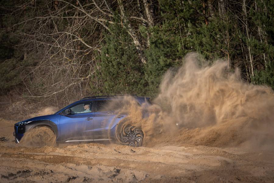 Charge maximale, motricité maximale : dans le sable profond, le nouveau vaisseau amiral progresse avec assurance et met sa transmission intégrale en scène sans démonstration théâtrale.