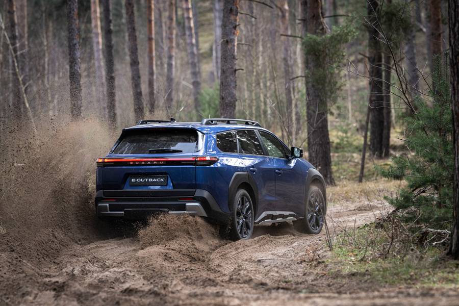 Même en mouvement, le nouveau Subaru électrique conserve une remarquable sérénité – un véhicule capable d’associer proprement motricité et contrôle, même lorsque le terrain a depuis longtemps cessé d’être conciliant.