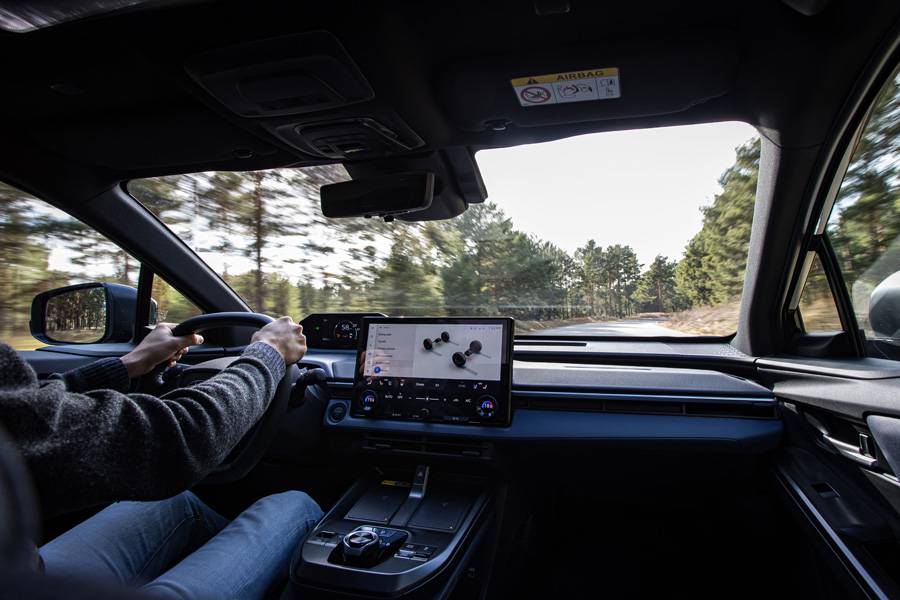 Instrumentation claire, grand écran tactile de 14 pouces et excellente visibilité : à bord, le nouveau modèle affiche une modernité assumée, sans se perdre dans des artifices futuristes.