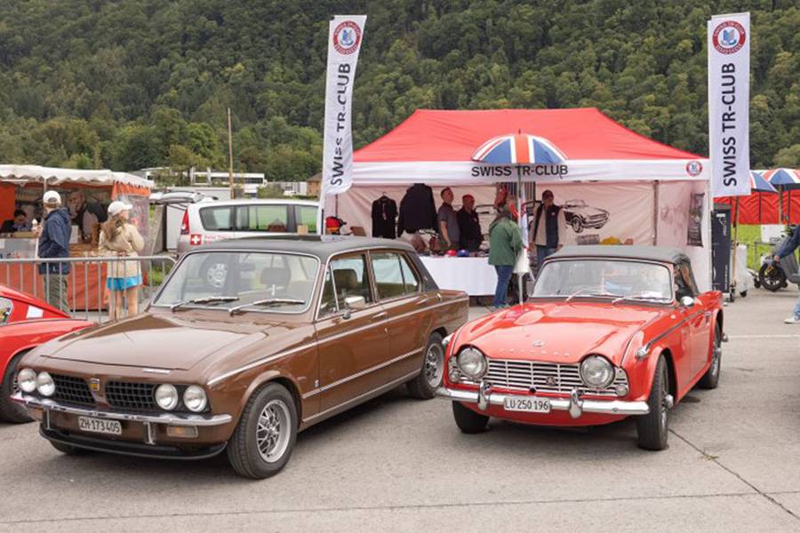 Ein roter Triumph TR4 vor dem Stand des Swiss TR-Club: Beim British Car Meeting 2026 dürfte genauso ein Klassiker für die Marke Triumph im Scheinwerferlicht stehen.
