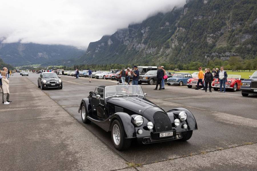 Sur fond de paysage glaronnais, une Morgan traverse l’aérodrome de Mollis – un purisme britannique qui, même après des décennies, fonctionne toujours à merveille.