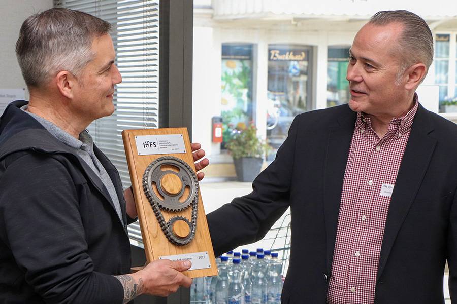 Patrice Walter (à gauche) reprend la présidence de l’IgFS des mains de son prédécesseur Christian Ackermann, avec la commande moteur symbolique.    Photo Martin Sinzig