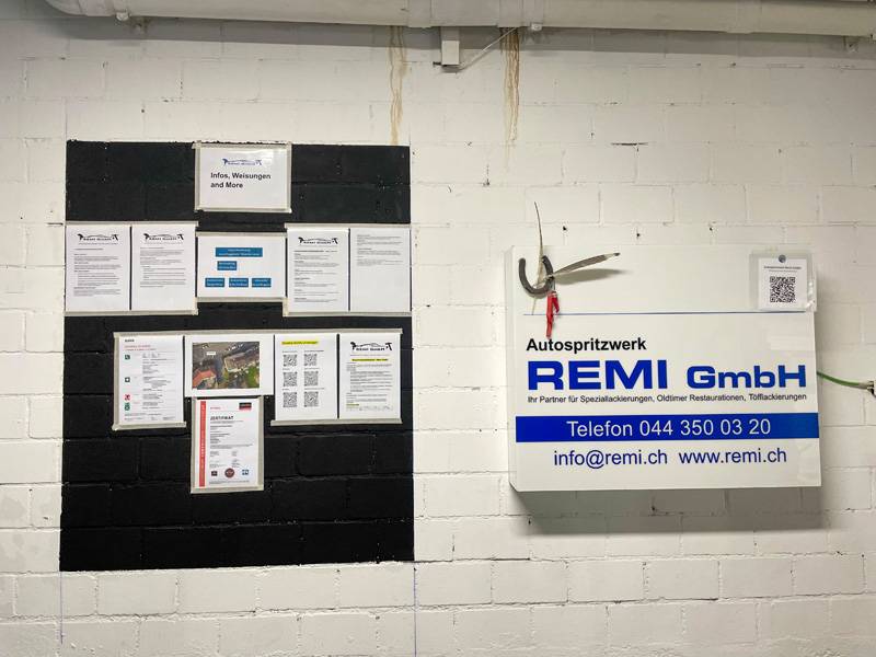 Klartext an der Wand: Am Anschlagbrett hängen die wichtigsten Infos und Weisungen für das Team – vom Ablauf bis zur Sicherheit, damit in der Kabine nur noch der Lack entscheidet.