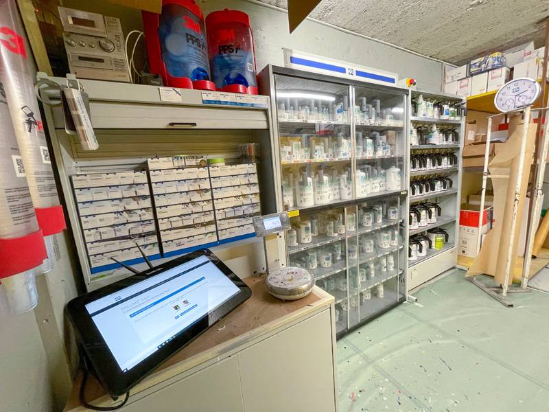 Im Mischraum stehen die PPG-Farben bereit: Hier wird nicht geraten, sondern exakt gemischt – damit der Ton am Ende nicht nur passt, sondern sitzt.