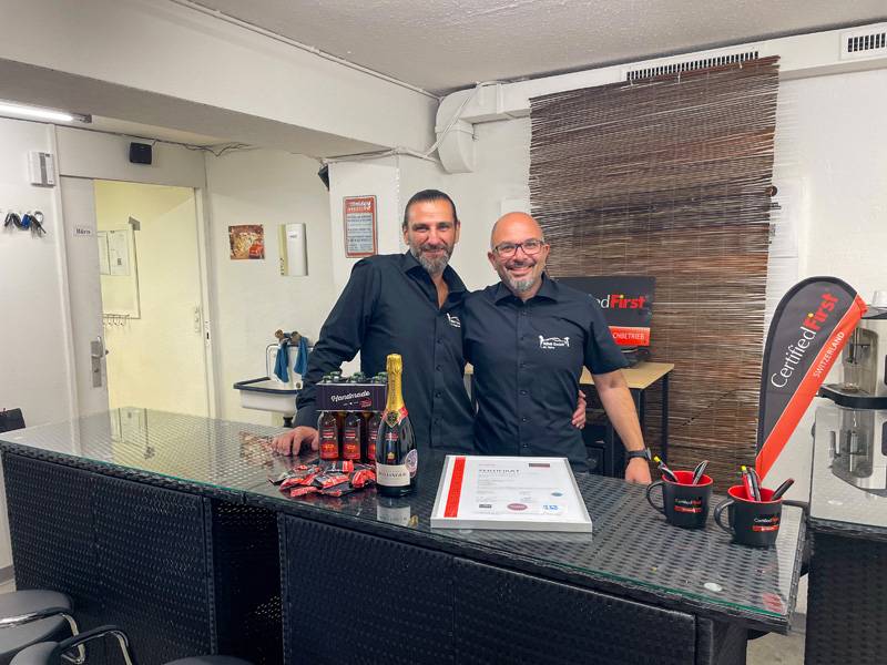 Le contenu de la bouteille servira plus tard à porter un toast à l’adhésion au réseau CFS : Luca Maggiorelli avec son beau-frère et associé Massimo Valvo.