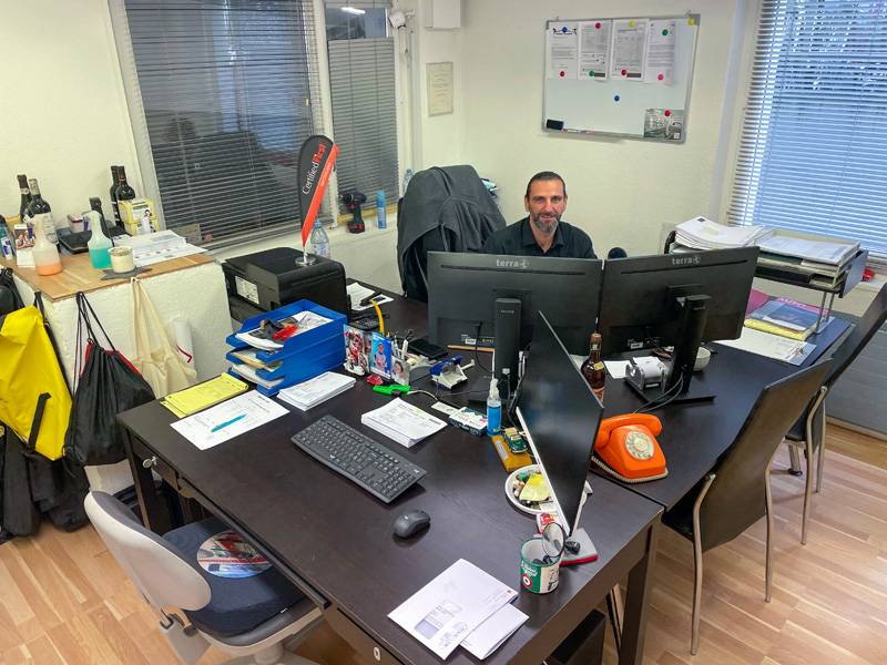 Le bureau est son poste de travail : Luca Maggiorelli gère le back-office, où il établit factures et devis, s’occupe de la comptabilité et de bien d’autres choses encore. 