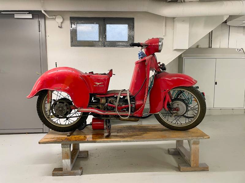 Des deux-roues classiques sont également entre de bonnes mains chez Remi : cette ancienne Moto Guzzi rouge attend dans l’atelier zurichois une remise en état dans les règles de l’art.