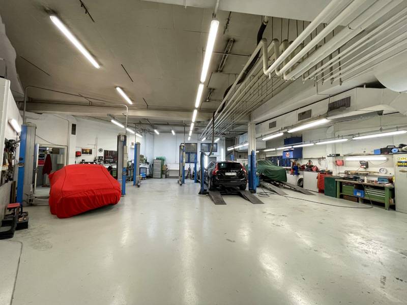 Beaucoup d’espace, un ordre parfait, des trajets courts : le vaste atelier offre les meilleures conditions pour les réparations, les travaux de peinture et les restaurations de toutes sortes.