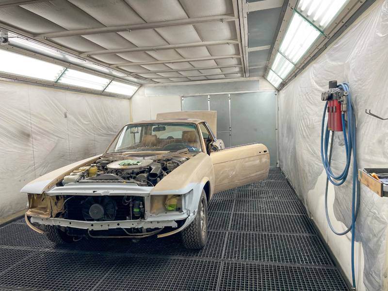 Dans la cabine, l’objet attend sa remise à neuf. Bien qu’à un stade intermédiaire, il a déjà beaucoup d’allure. 