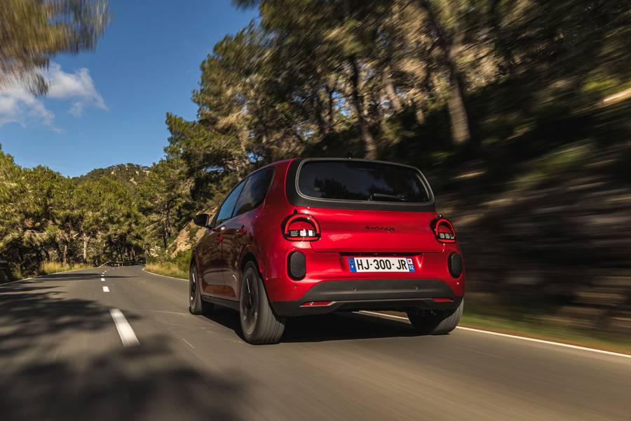 Der Twingo E-Tech electric in seinem Element: leichte Kurven, schmale Strassen und genau das Mass an Agilität, das im Alltag wirklich zählt.