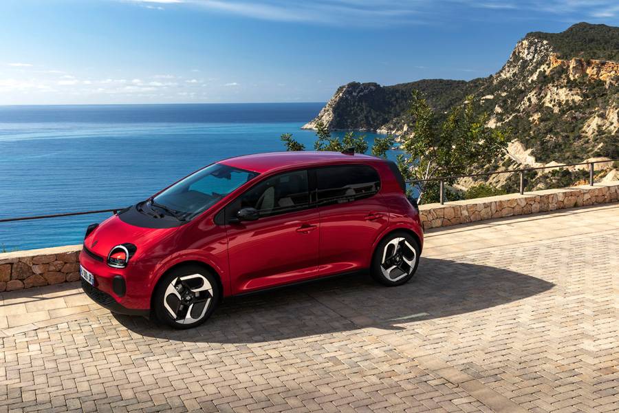 Meerblick statt Grossstadtkulisse: Auf Ibiza unterstreicht der neue Twingo, dass ein Stadtauto auch in der Ferne eine gute Figur machen kann.