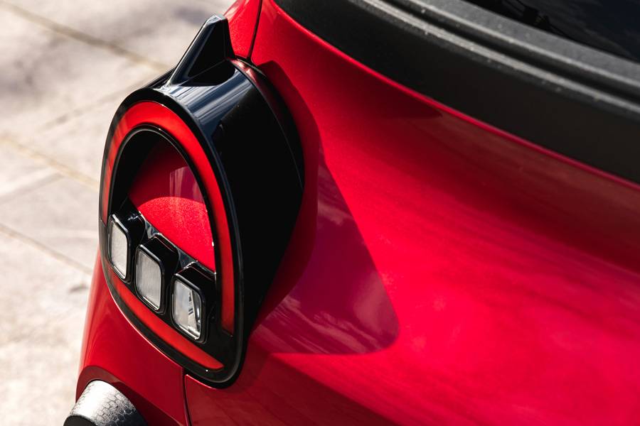 Die kleine Flosse über der Heckleuchte ist kein blosses Styling-Spielzeug: Sie schärft die Heckansicht und verbessert laut Renault zugleich die Aerodynamik.