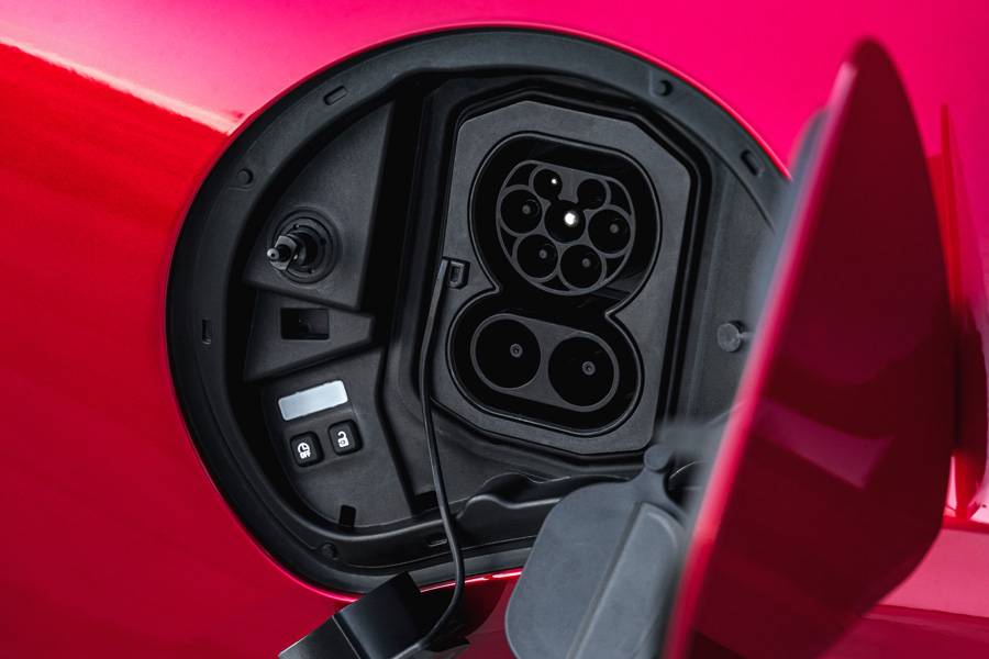 Der Ladeanschluss sitzt gut zugänglich an der Frontseite – praktisch für den Alltag und passend zum unkomplizierten Charakter des Twingo E-Tech electric.