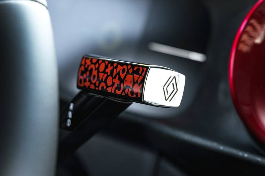 Auch der Wahlhebel darf Charakter zeigen: kleine Spielerei, sauber inszeniert und genau richtig dosiert für ein Auto, das nicht geschniegelt wirken will.