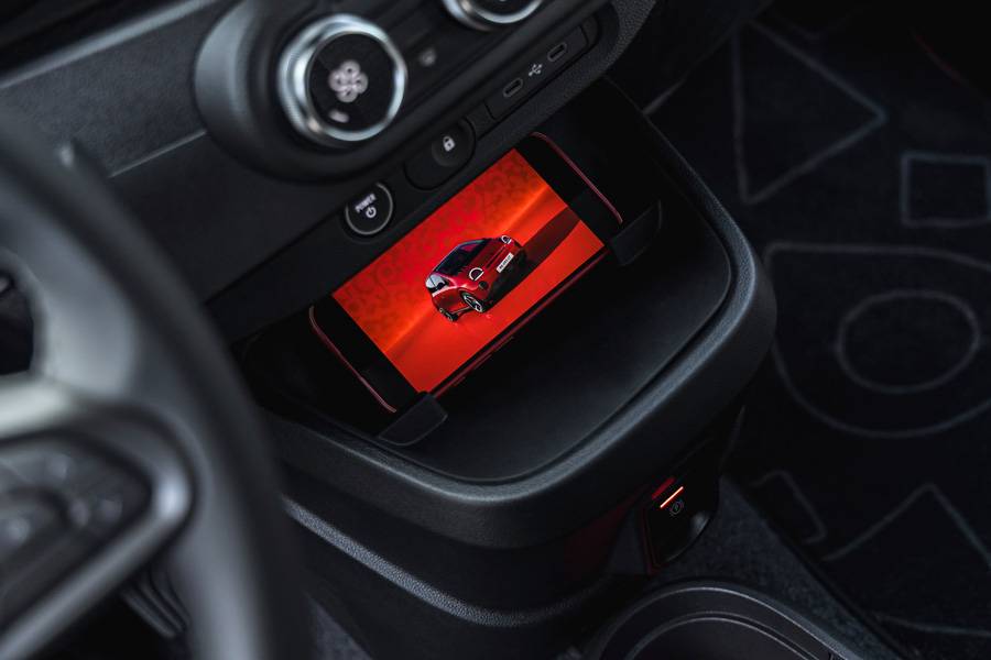 Praktisch gedacht: Die Ablage mit induktiver Lademöglichkeit fügt sich nahtlos ins Konzept eines Elektro-Kleinwagens für den täglichen Einsatz ein.