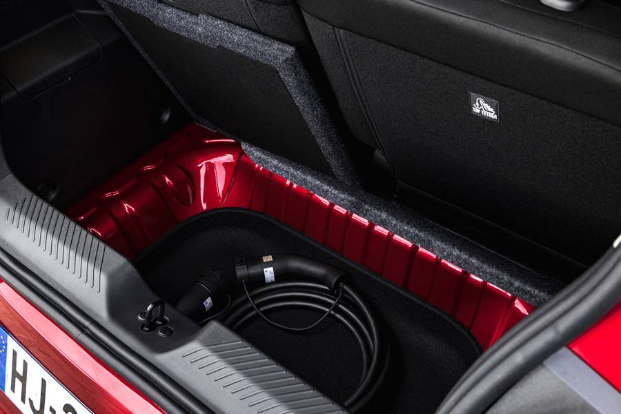 Unter dem Ladeboden bleibt Platz für Kabel und Kleinkram: ein unspektakuläres Detail, das im Alltag umso mehr geschätzt wird.