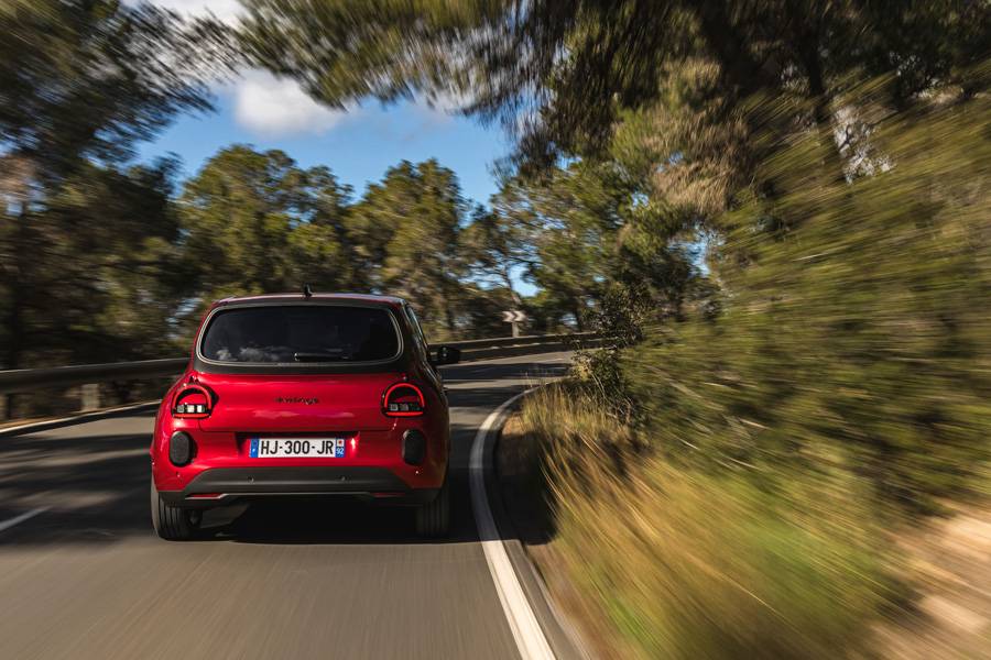 Vue de l’arrière, la nouvelle Twingo apparaît claire, épurée et étonnamment affirmée: pas une poseuse, mais une petite électrique avec une vraie personnalité.