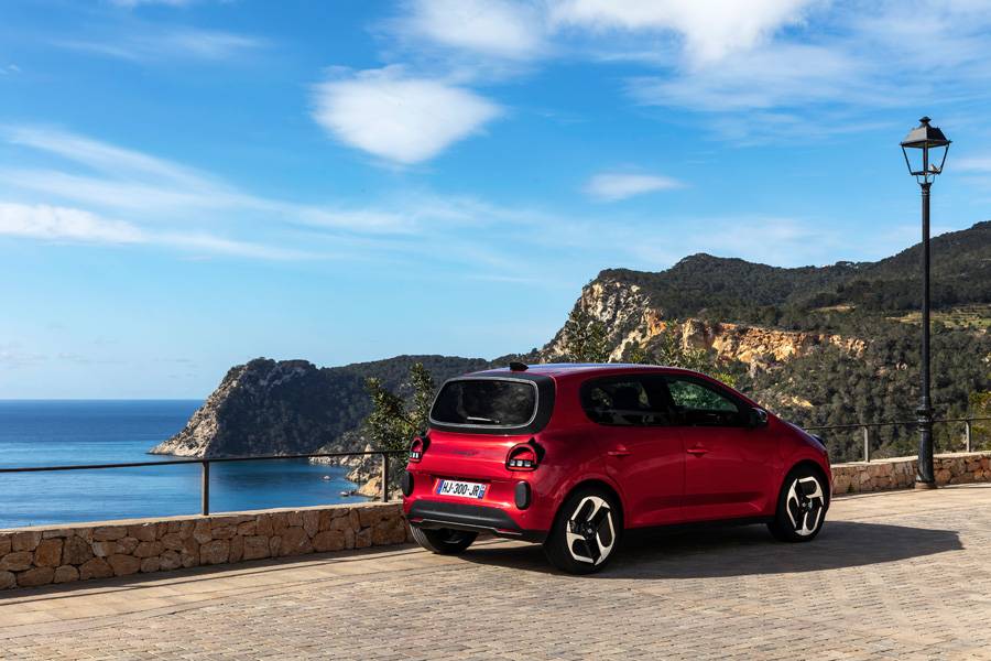 Un nom familier sous une nouvelle forme: la Twingo E-Tech electric prolonge visiblement l’héritage de l’originale, mais en version électrique.