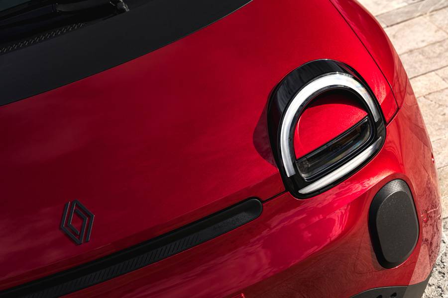 La signature frontale marquée et ses optiques caractéristiques donnent à la nouvelle Twingo un visage avenant, sans tomber dans la banalité.