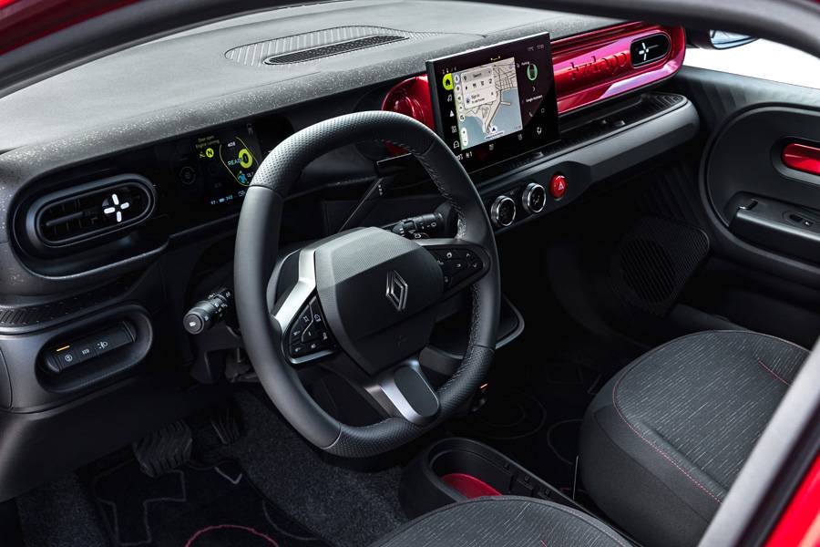 L’habitacle montre l’essentiel: bonne visibilité, affichages modernes et une architecture qui privilégie l’usage à l’effet de manche.