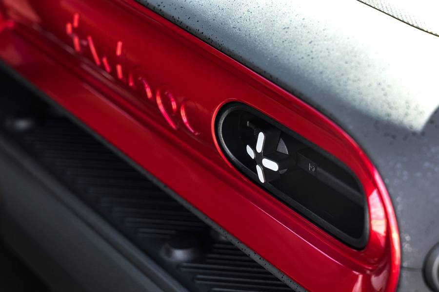 L’insert décoratif rouge avec le lettrage «twingo» intégré apporte de la couleur à la planche de bord et donne à l’habitacle une signature bien à lui.