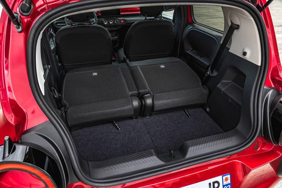 La modularité fait partie de l’ADN de la Twingo depuis toujours: sur ce nouveau modèle aussi, les sièges arrière se rabattent pour agrandir nettement le volume de chargement.