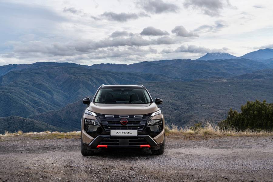 Der Nissan X-Trail trägt fürs Modelljahr 2026 ein markanteres Gesicht: Der breitere V-Motion-Kühlergrill, die neu gezeichnete Front und schwarze Akzente schärfen den robusten Auftritt.