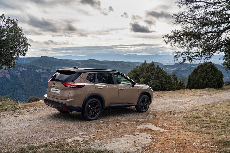 Le Nissan X-Trail restylé reste fidèle à son positionnement: un SUV taillé pour le quotidien comme pour les escapades, avec transmission intégrale e-4ORCE en option.
