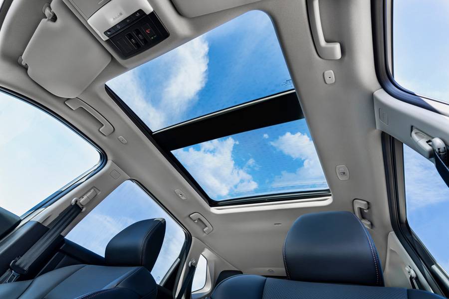 Le toit panoramique accentue la sensation d’espace à bord et illustre la volonté du Nissan X-Trail d’associer confort, modularité et esprit d’évasion.