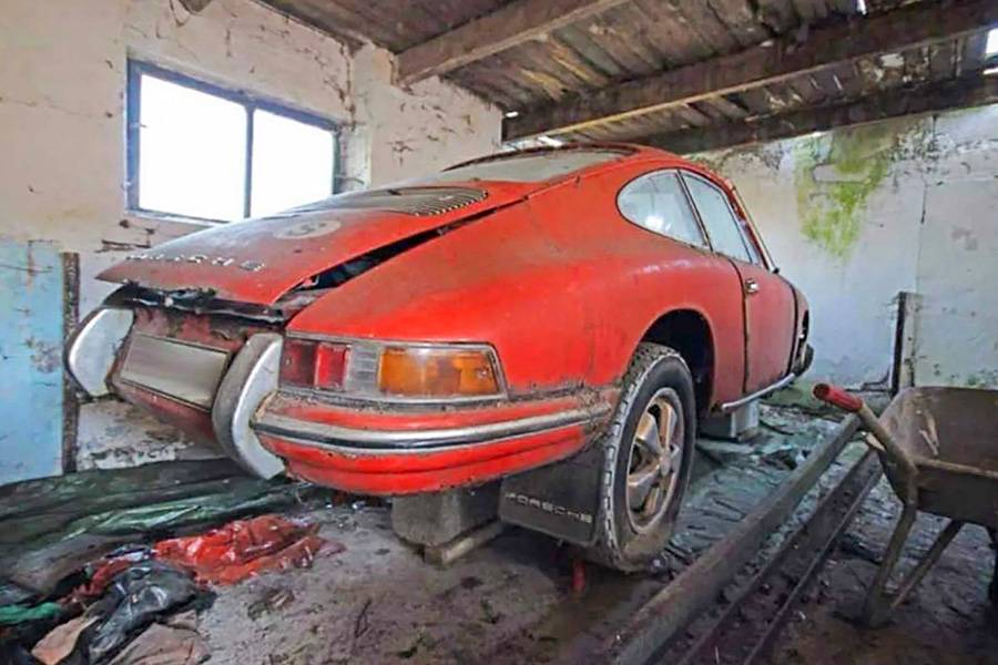 Heckansicht eines frühen Elfers: Fahrgestellnummer 81, gebaut in einer Zeit, als dieses Modell noch nicht Denkmal, sondern eigenwilliger Sportwagen war. In der Scheune stand er wie eingefroren – irgendwo zwischen Vergessen und Legende.