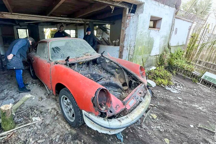 Der Moment der Bergung hatte fast etwas Feierliches: Nach Jahrzehnten im Versteck wurde der Sportwagen vorsichtig ans Licht gezogen. Plötzlich war da nicht nur ein Wrack, sondern ein Auto mit Vergangenheit – und Aussicht auf ein zweites Leben.