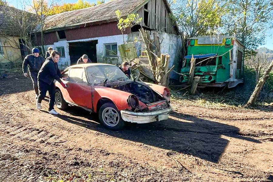 Ohne Motor, aber mit viel Schubkraft rollt der Klassiker aus seinem langen Exil. Was wie ein trauriger Abtransport aussieht, war in Wahrheit der Anfang einer Rettung – ausgelöst durch einen handgeschriebenen Brief und viel Geduld.