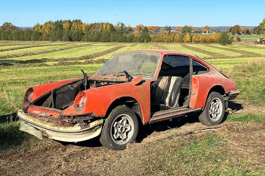 Après 47 ans d’immobilité, cette Porsche des premiers temps retrouve l’air libre — cabossée, rongée par la rouille, mais toujours immédiatement reconnaissable. Une découverte de grange qui tient moins du brillant que d’un morceau obstiné d’histoire automobile.
