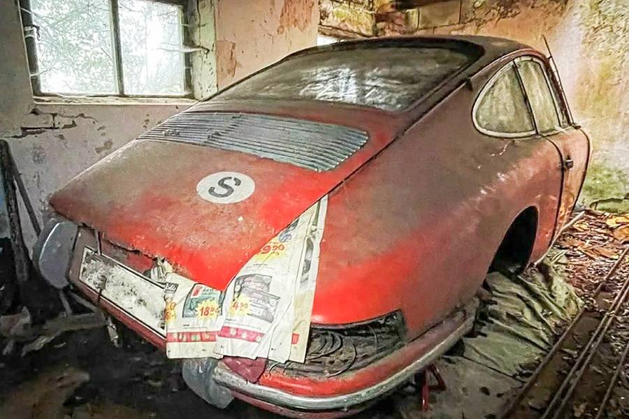 Dans la pénombre de la grange, le coupé semblait attendre depuis des décennies qu’on l’ait oublié pour de bon — du moins en apparence. Poussière, saleté et bricolages à l’arrière: l’auto donnait l’impression d’avoir été abandonnée, sans l’être tout à fait.