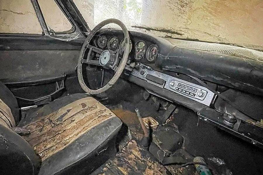 À bord aussi, le temps a fait son oeuvre avec une rigueur implacable. Sièges décomposés, saleté et patine ne racontent pas ici une jolie histoire de charme ancien, mais 47 années d’arrêt depuis 1978.