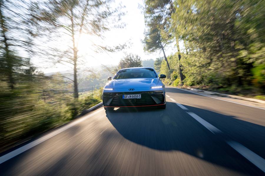 Der Hyundai Ioniq 6 N zeigt schon in der Frontansicht, worum es geht: elektrische Performance mit 650 PS, geschärfter Aerodynamik und klarer N-Haltung.