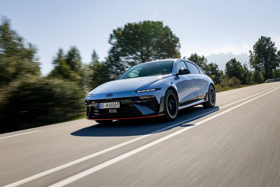 Flach, breit, fokussiert: Die Sportlimousine verbindet das elegante Grundlayout der Baureihe mit einem sichtbar aggressiveren Auftritt und echtem Performance-Anspruch.