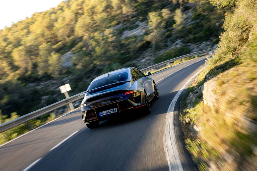 Diese Aufnahme zeigt die Kernidee besonders deutlich: hohe Kurvenpräzision, kontrollierte Kraftentfaltung und ein Fahrwerk, das auf schnelle Richtungswechsel ausgelegt ist.