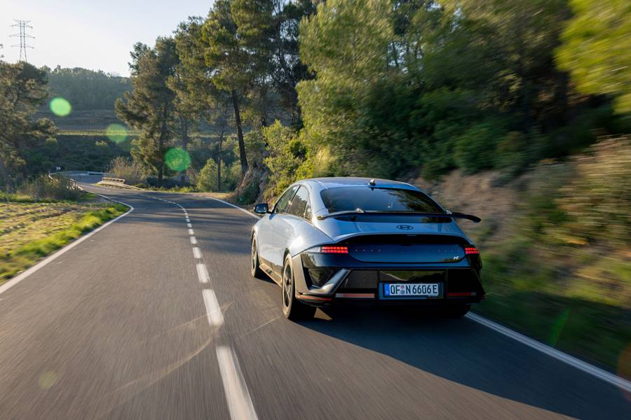 Auch aus der Heckperspektive wird klar, wie ernst Hyundai das N-Konzept nimmt: Der Ioniq 6 N setzt auf Abtrieb, Stabilität und Performance bis ins Detail.