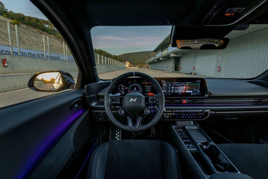 xDas Cockpit ist klar auf den Fahrer zugeschnitten – mit sportlicher Sitzposition, direkter Bedienung und Funktionen, die auch den Trackday im Blick haben.