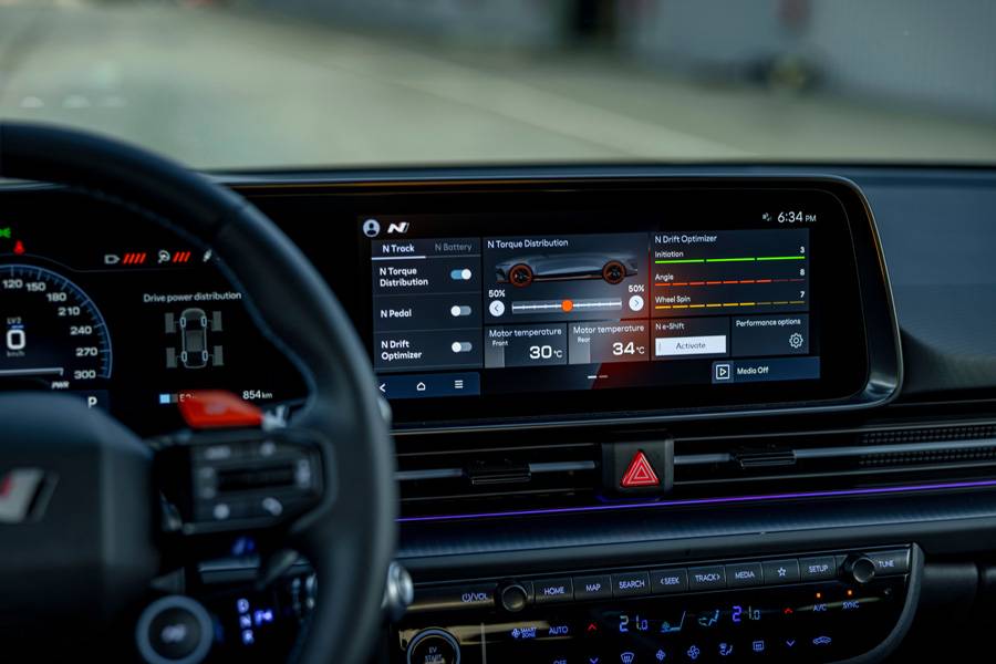 Im Zentrum steht die N-spezifische Steuerung: Über das Display lassen sich Performance-Funktionen wie Drehmomentverteilung, Drift-Optimierung oder Batterievorkonditionierung gezielt anwählen.