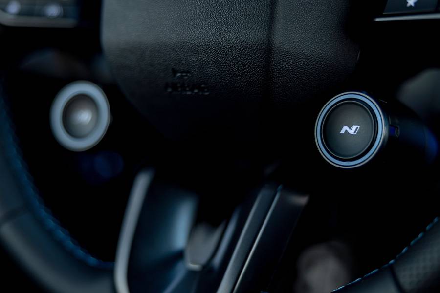 Ein Tastendruck genügt: Im Hyundai Ioniq 6 N liegen zentrale Performance-Funktionen direkt am Lenkrad – ganz so, als wolle das Auto ständig an die nächste schnelle Passage erinnern.