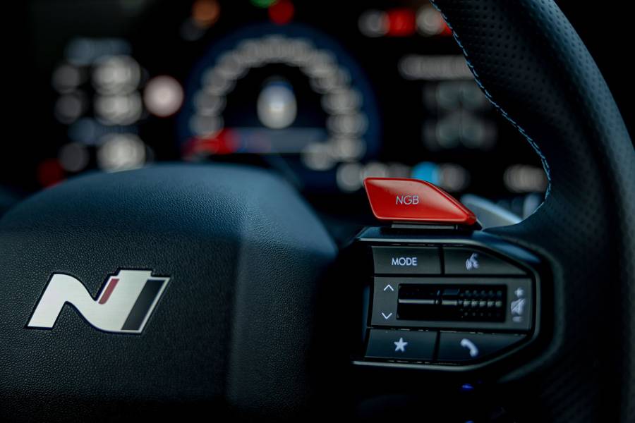 Mit dem roten NGB-Schalter für den N Grin Boost rückt die elektrische Sportlimousine ihr Leistungsversprechen prominent ins Blickfeld: maximale Schubkraft auf Knopfdruck.