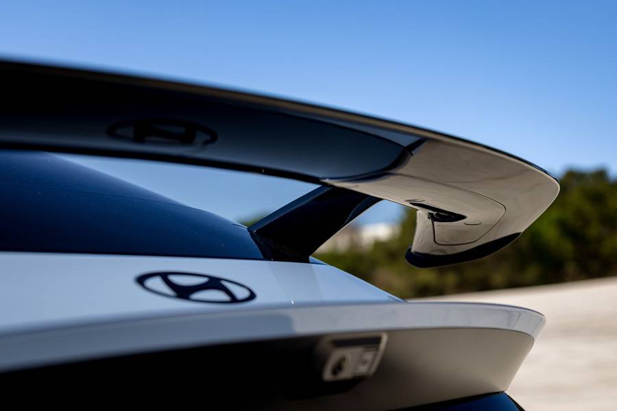 Der markante Heckflügel ist mehr als nur Show: Er verbessert den Abtrieb bei hohem Tempo und unterstreicht den motorsportnahen Anspruch des Ioniq 6 N.