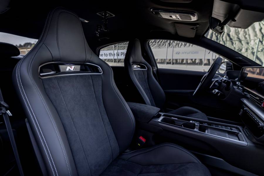 Sportlich, straff und dennoch alltagstauglich: Die Schalensitze sollen Halt bei dynamischer Fahrt bieten, ohne den Komfort ganz aus dem Innenraum zu verbannen.