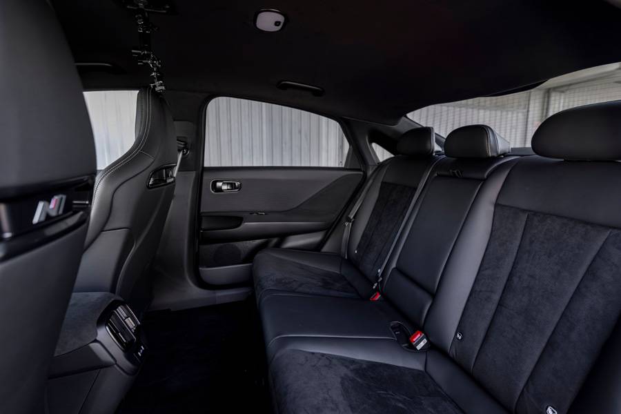 Auch im Fond bleibt der Hyundai eine vollwertige Limousine – und genau darin liegt der Reiz: Hochleistungs-Elektroauto und Alltagsbegleiter in einem.