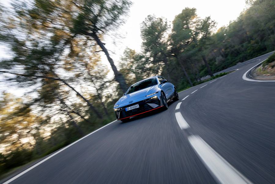 Sur route sinueuse, l’Ioniq 6 N entend démontrer que la performance électrique ne se résume pas à l’accélération, mais passe aussi par la précision et la stabilité.